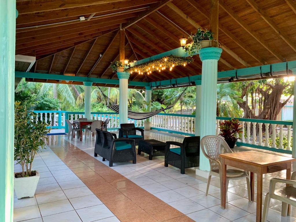 Restoran või mõni muu söögikoht majutusasutuses Seagrape Plantation Resort & Dive Center