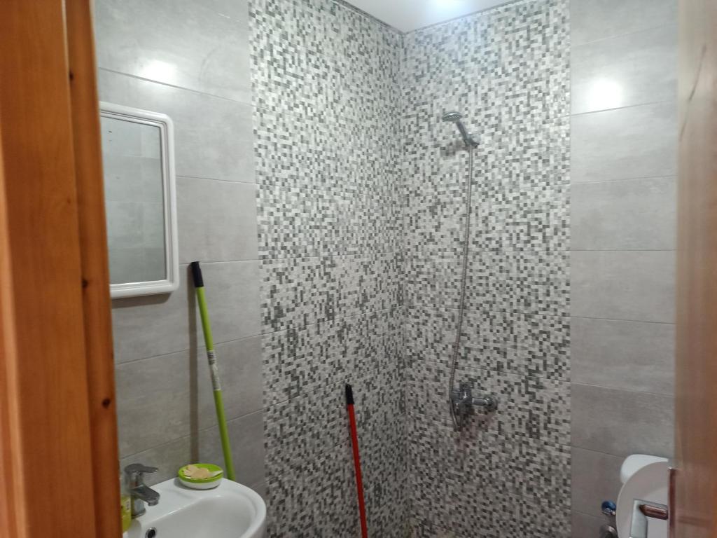 y baño con ducha y lavamanos. en برج مكاد, en Oued Laou