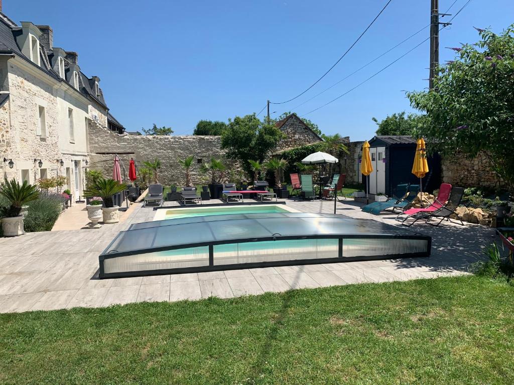 una piscina en el patio de una casa en La Douce France Trianon, en Chinon