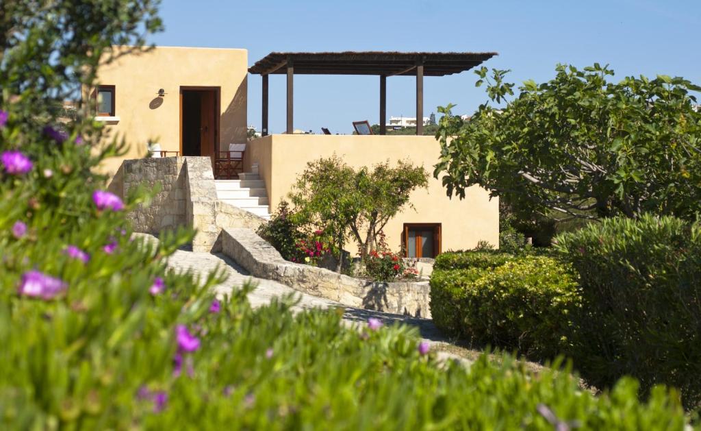 uma casa com escadas e flores em frente em Scalarea Estate Residences em Skalánion