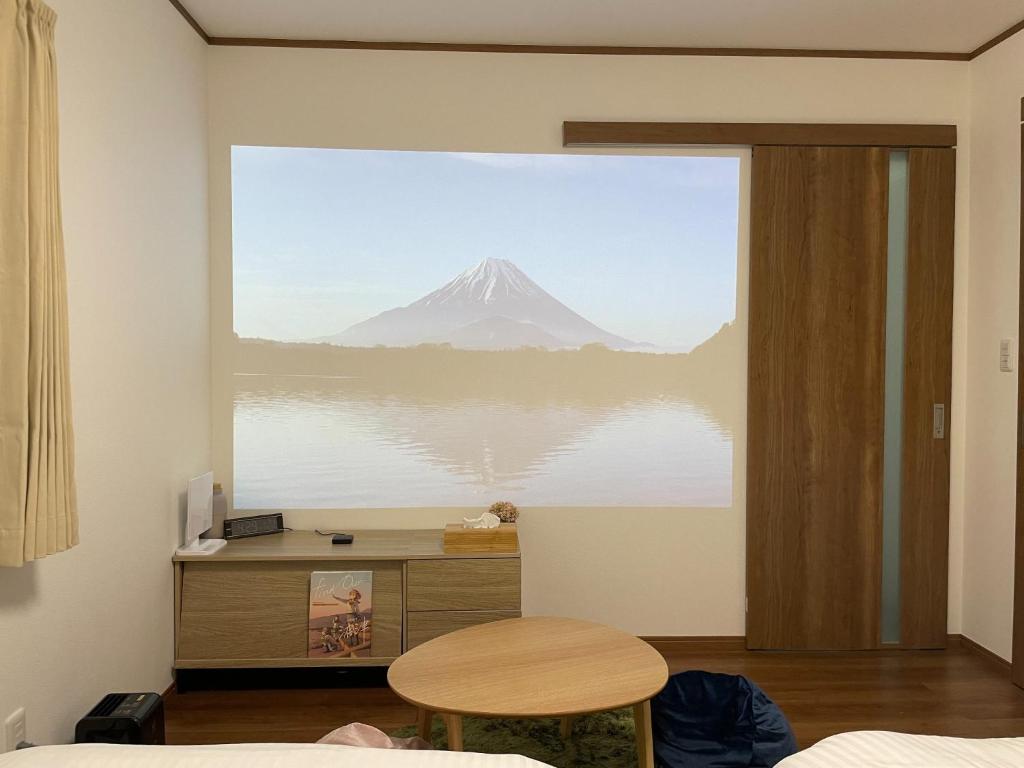 沼津市にあるGuest House Numazu Port - Vacation STAY 70099vの窓から山の景色を望む客室です。