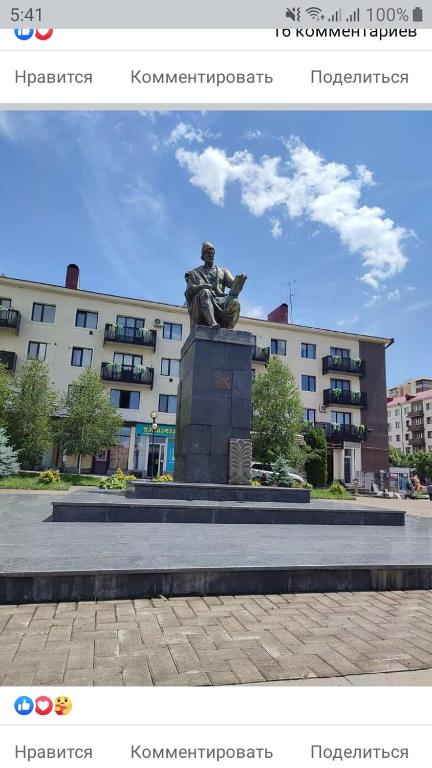 una statua di fronte a un edificio con un edificio di Сергей Сергеевич a Akhaltsikhe