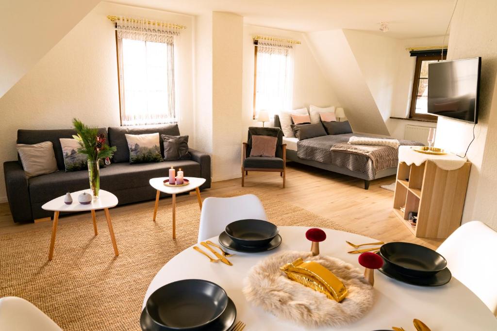 Posezení v ubytování Das Waldseechalet Traumhafter Waldseeblick - großzügige Wohnung - Infrarotsauna