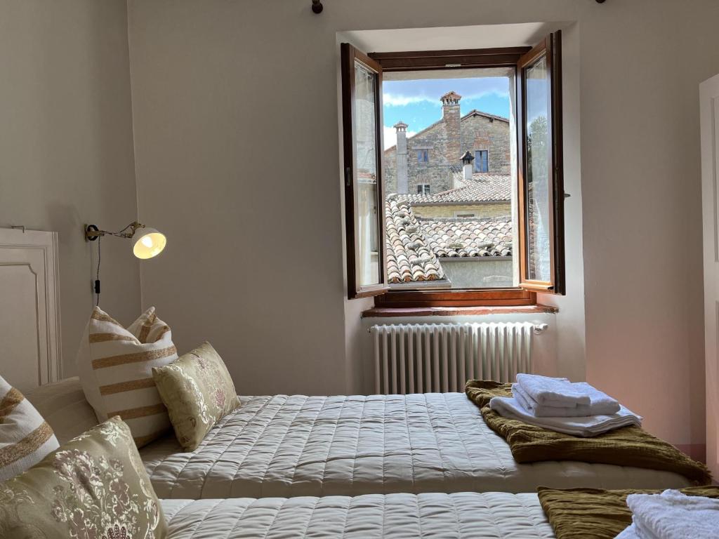 Postel nebo postele na pokoji v ubytování RomagnaBNB Biscanto Townhouse