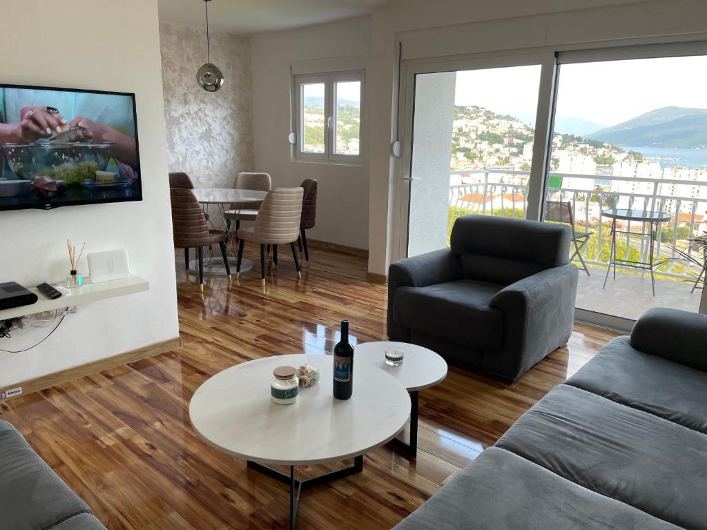 ein Wohnzimmer mit einem Sofa und einem Tisch in der Unterkunft Apartments City View in Igalo