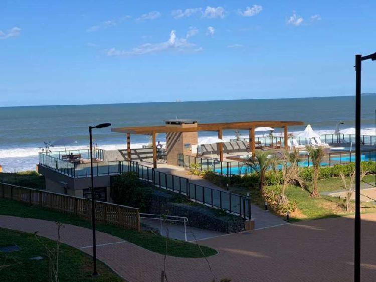 un complejo con piscina y playa en Apartamento pé na areia en Barra Velha