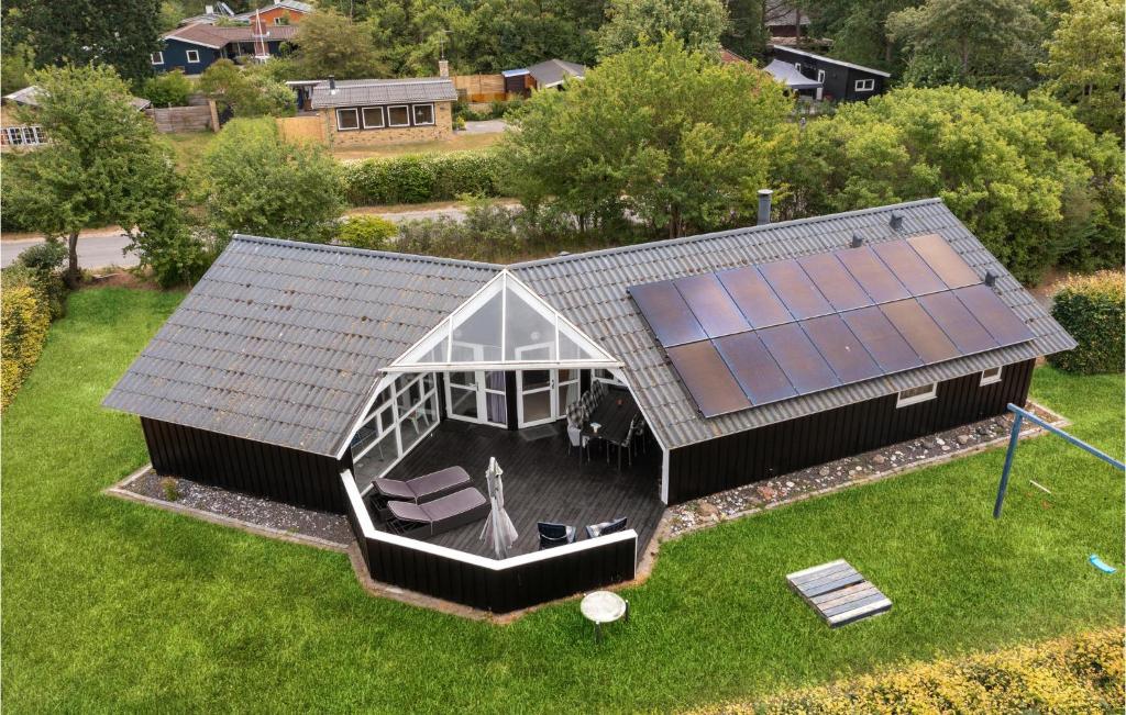 Reersø的住宿－Beautiful Home In Grlev With Kitchen，屋顶上方设有太阳能电池板的房子的景色