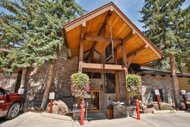 een gebouw met een houten dak met bloemen ervoor bij Snowmass Village 2 Bedroom Premier Condo At Crestwood in Aspen
