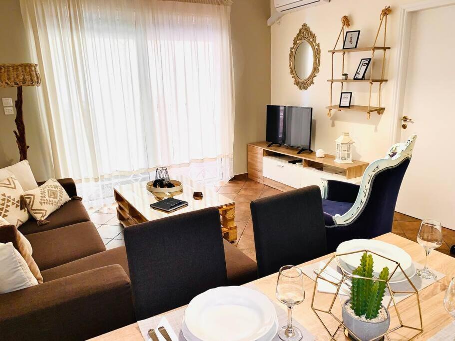 sala de estar con sofá y mesa en Cozy and relax apartment, en Kalamata