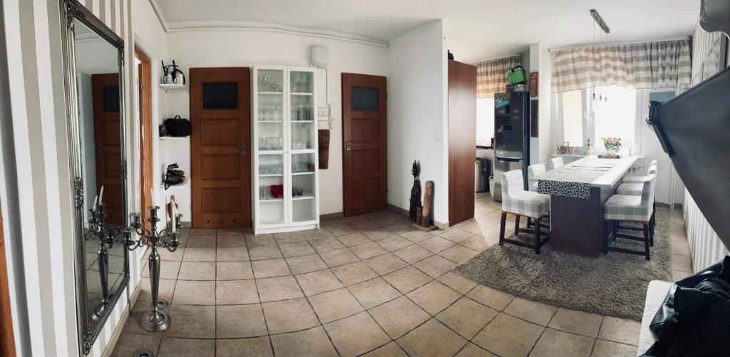 Mieszkanie w Centrum Miasta في أوستروفيتس شفينتوكجسكي: مطبخ وغرفة معيشة مع طاولة وكراسي