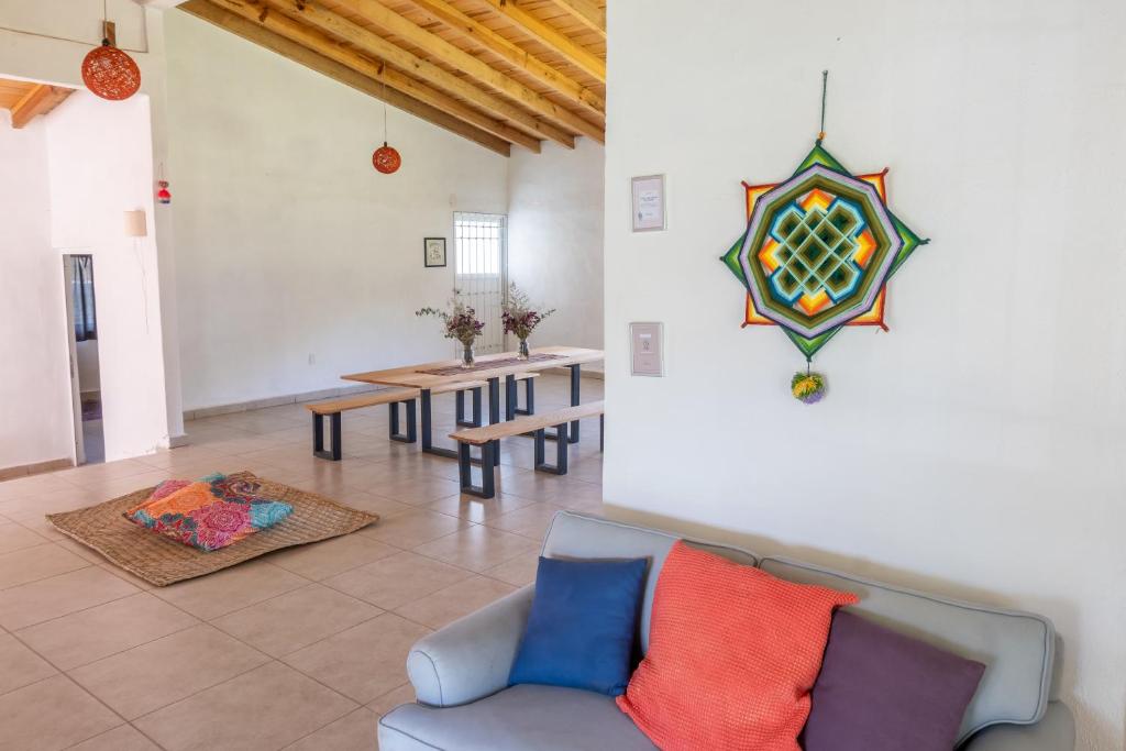uma sala de estar com um sofá e uma mesa em Casa Hostal- Cozy Calpulli em Valle de Bravo