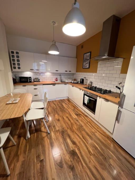 een grote keuken met een houten vloer en een tafel bij Gorgeous home in Hebden Bridge in Hebden Bridge