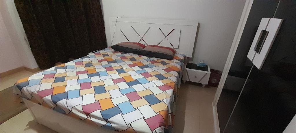 Postel nebo postele na pokoji v ubytování غرفة سنجل بحمام خاص لمزيد من الخصوصية Single Room with private bathroom for more privacy Номер с отдельной ванной комнатой для большей конфиденциальности Chambre avec salle de bain privée pour plus d'intimité