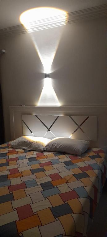 Postel nebo postele na pokoji v ubytování غرفة سنجل بحمام خاص لمزيد من الخصوصية Single Room with private bathroom for more privacy Номер с отдельной ванной комнатой для большей конфиденциальности Chambre avec salle de bain privée pour plus d'intimité