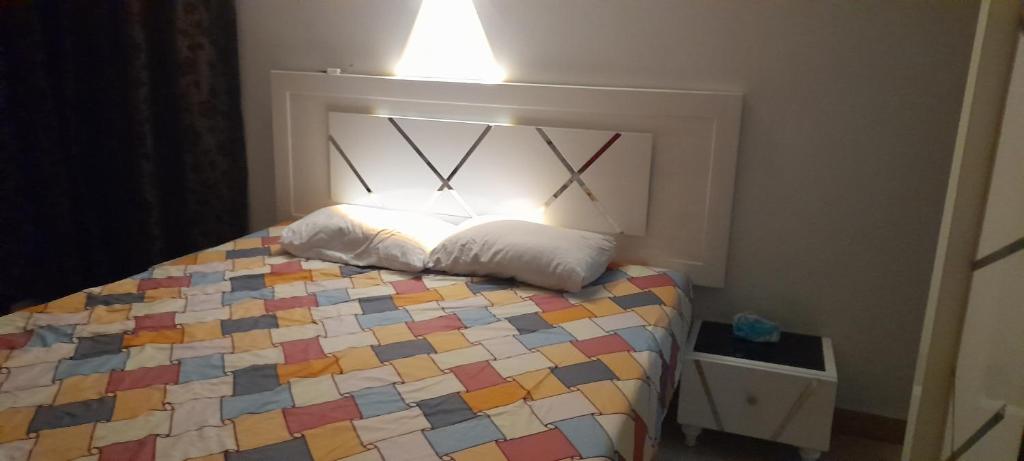 Postel nebo postele na pokoji v ubytování غرفة سنجل بحمام خاص لمزيد من الخصوصية Single Room with private bathroom for more privacy Номер с отдельной ванной комнатой для большей конфиденциальности Chambre avec salle de bain privée pour plus d'intimité