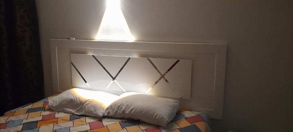 Postel nebo postele na pokoji v ubytování غرفة سنجل بحمام خاص لمزيد من الخصوصية Single Room with private bathroom for more privacy Номер с отдельной ванной комнатой для большей конфиденциальности Chambre avec salle de bain privée pour plus d'intimité