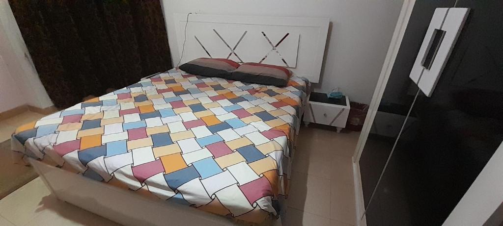 Postel nebo postele na pokoji v ubytování غرفة سنجل بحمام خاص لمزيد من الخصوصية Single Room with private bathroom for more privacy Номер с отдельной ванной комнатой для большей конфиденциальности Chambre avec salle de bain privée pour plus d'intimité
