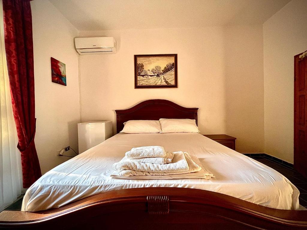 Postel nebo postele na pokoji v ubytování Rei’s place