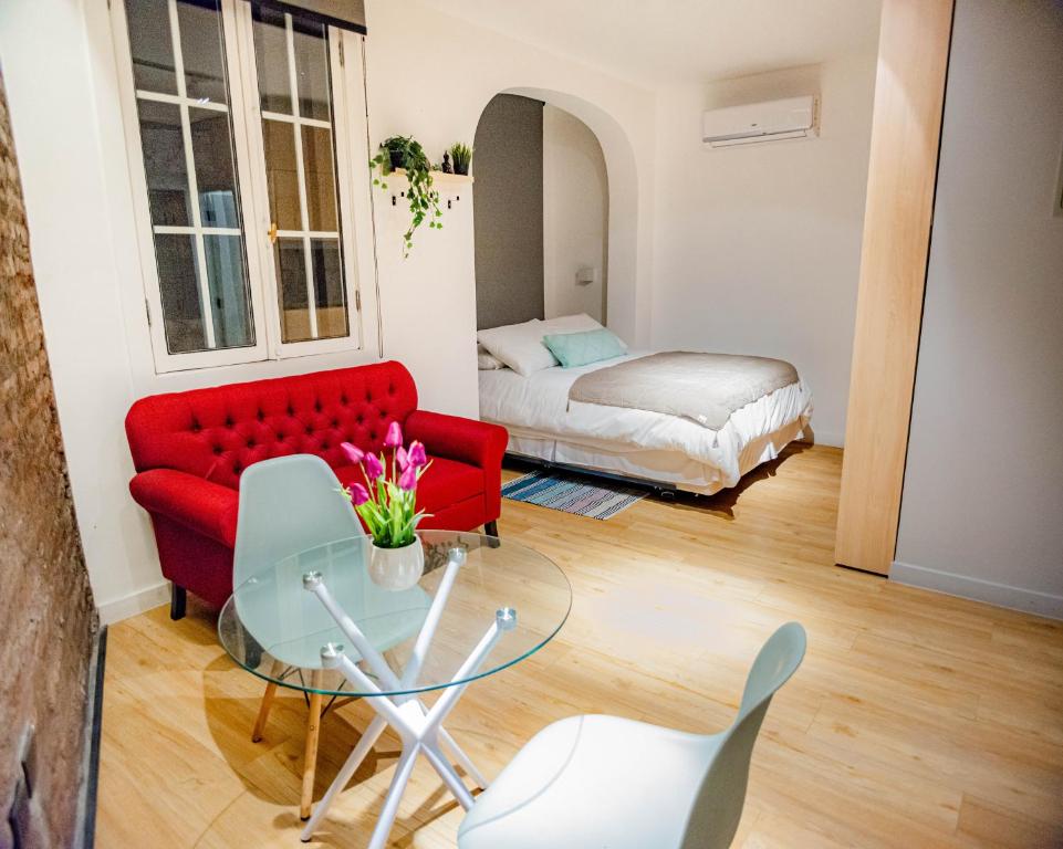 sala de estar con sofá rojo y mesa de cristal en Loft Nuevo en Santiago, Barrio Lastarria, en Santiago