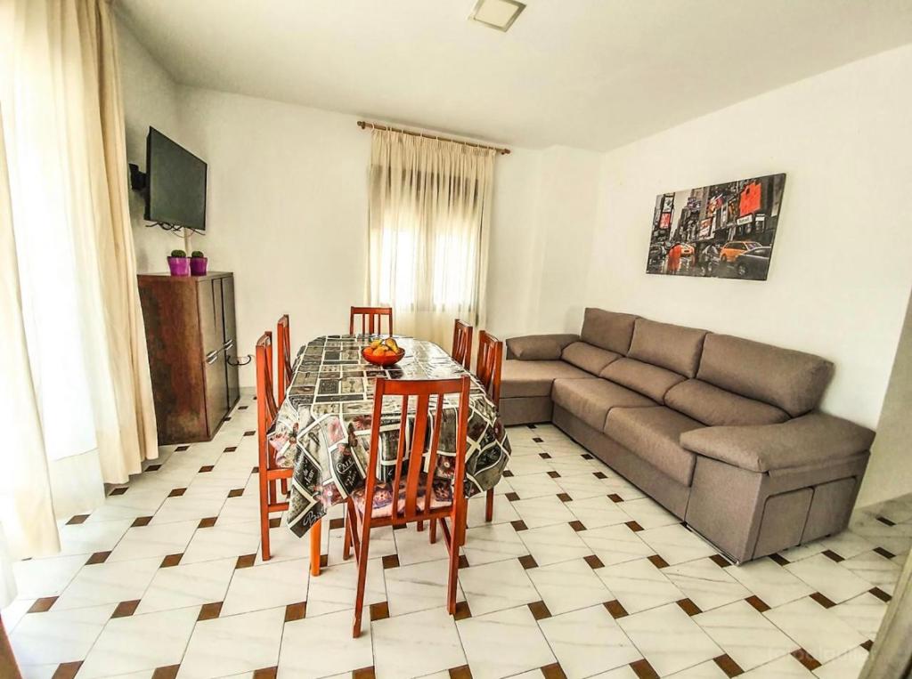 - un salon avec une table et un canapé dans l'établissement Edificio Guadalupe, à Alcossebre