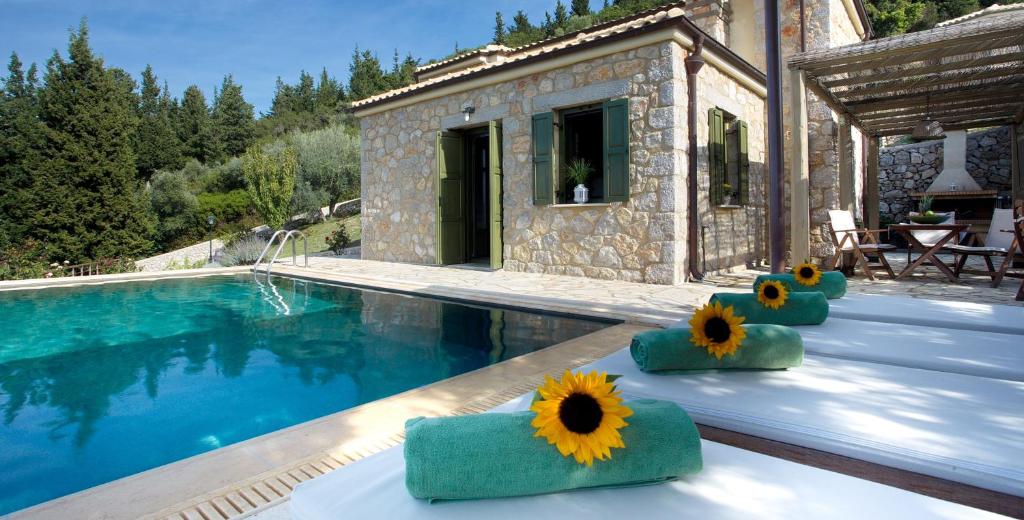 une villa avec une piscine et une maison dans l'établissement Asplathia Villas, à Spanokhórion
