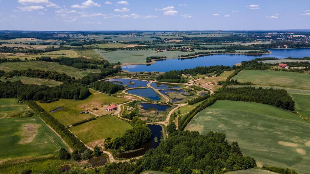 una vista aérea de un parque con un lago en Miła Dolina, en Miłakowo