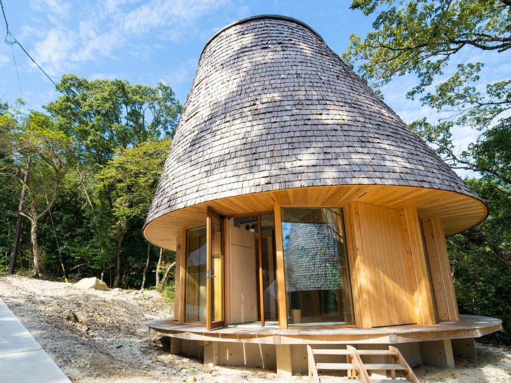 un pequeño edificio con un techo encima en Nordisk Hygge Circles Ugakei - Vacation STAY 75200v en Komono