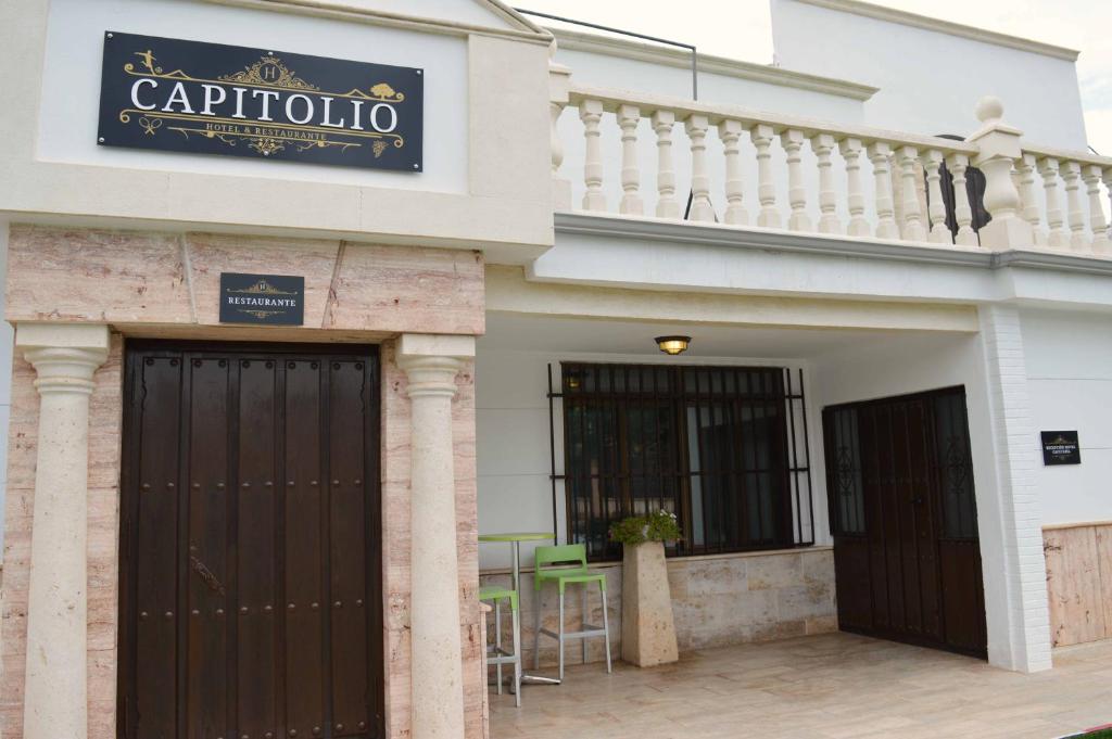 ein Gebäude mit einem Schild für ein Restaurant in der Unterkunft Nuevo Hotel Capitolio in Valdepeñas