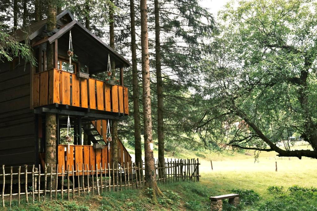 une cabane dans les arbres au milieu d'une forêt dans l'établissement Treehouse KUPARI Nacionalni park Risnjak, à Čabar