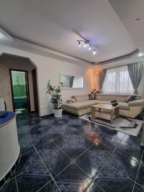 ein Wohnzimmer mit einem Sofa und einem Tisch in der Unterkunft Emily Residence in Curtea de Argeş