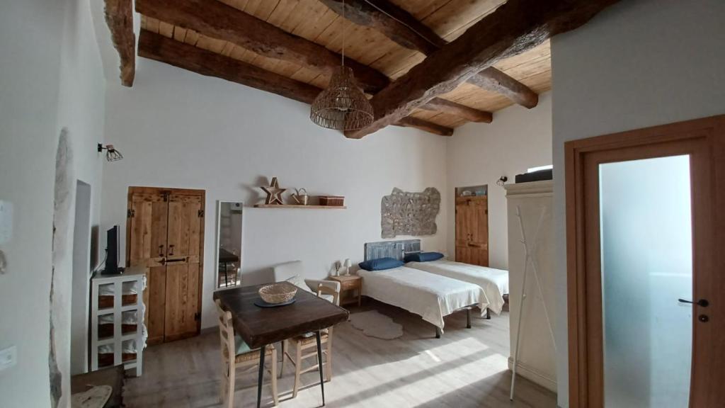 Un dormitorio con una cama y una mesa. en Antica Dimora affittacamere en Cantù