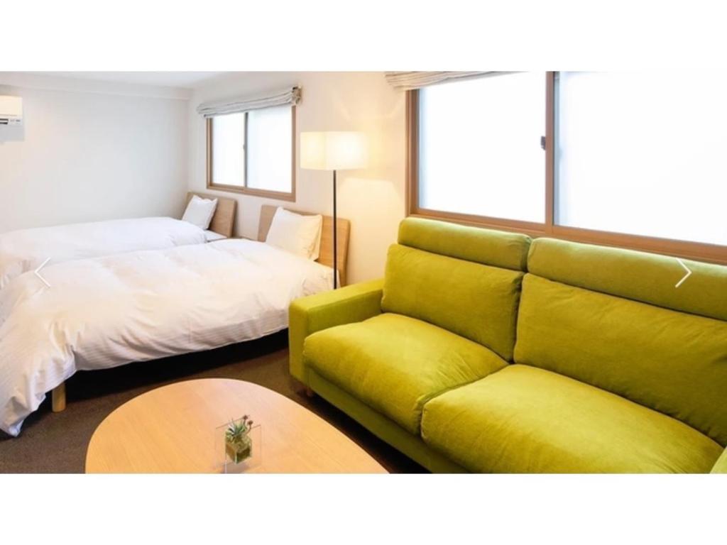 京都市にあるＳＯ Ｋｙｏｔｏ Ｆｕｓｈｉｍｉ Ｉｎａｒｉ - Vacation STAY 76147vのリビングルーム(ソファ、ベッド付)
