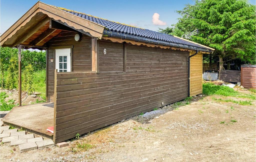 un ampio garage in legno con tetto di Lovely Home In Kleppe With Kitchen a Bore