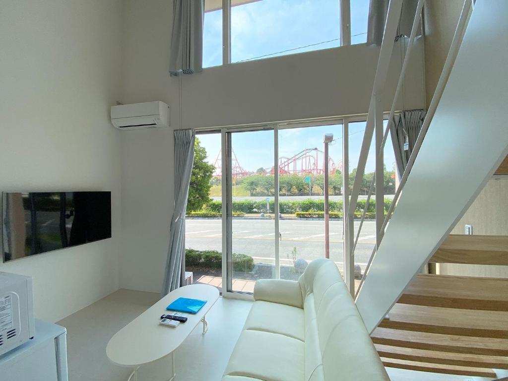sala de estar con sofá blanco y ventana grande en THE LAND HOTEL - Vacation STAY 89418v, en Arao