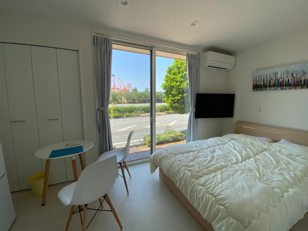 1 dormitorio con cama, escritorio y ventana en THE LAND HOTEL - Vacation STAY 89073v, en Arao