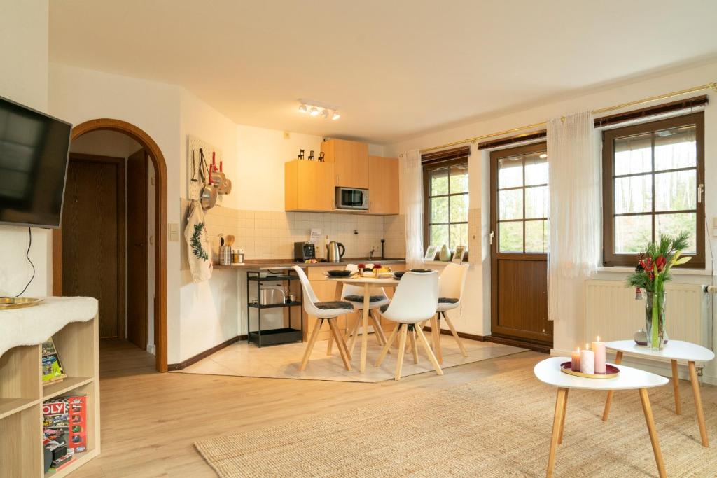 Kuchyň nebo kuchyňský kout v ubytování Das Waldseechalet Traumhafter Waldseeblick - großzügige Wohnung - Infrarotsauna