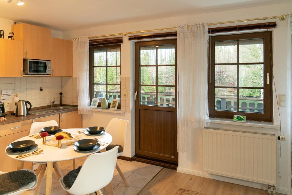 Kuchyň nebo kuchyňský kout v ubytování Das Waldseechalet Traumhafter Waldseeblick - großzügige Wohnung - Infrarotsauna