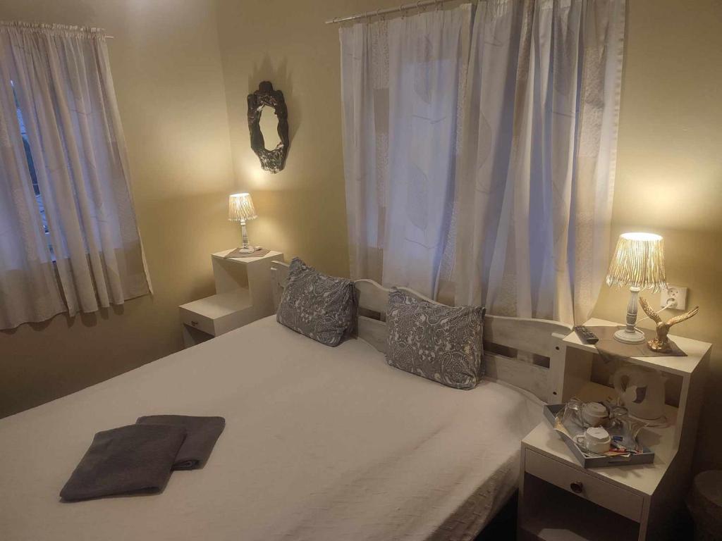 カジミエシュ・ドルニにあるVital Houseのベッドルーム(大きな白いベッド1台、窓付)