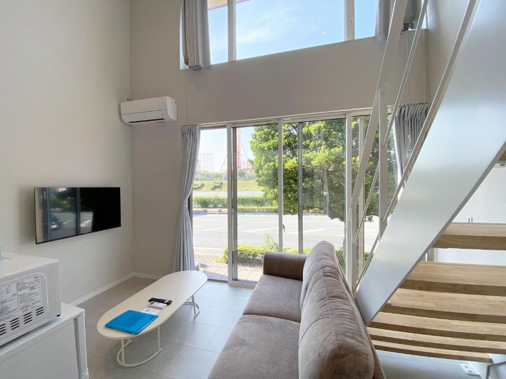 uma sala de estar com um sofá e uma escada em THE LAND HOTEL - Vacation STAY 89165v em Arao