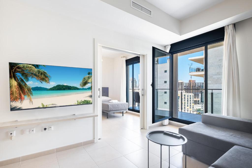 - un salon avec vue sur l'océan dans l'établissement Cala Alta 8-C Apartment Playa La Cala Beach, à La Vila Joiosa