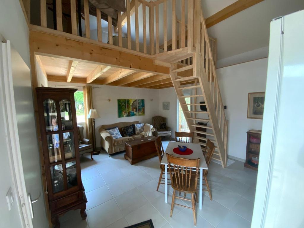 ein Wohnzimmer mit einem Loft mit einer Treppe in der Unterkunft Gite Wildflower Lane in Valojoulx