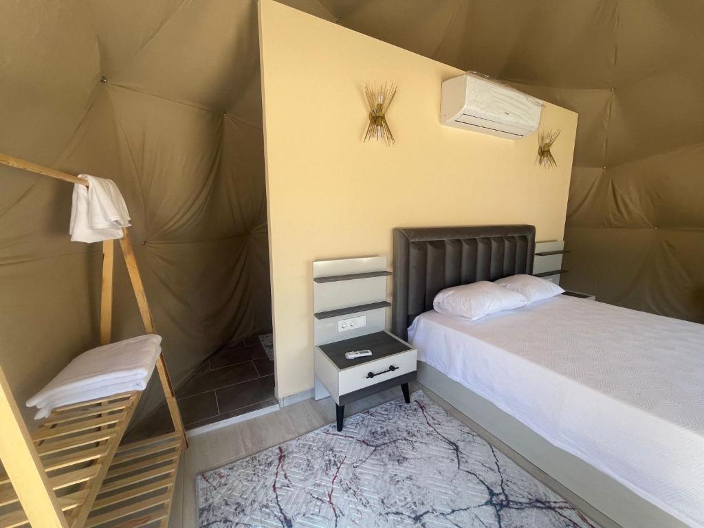 a bedroom with a bed and a tent at Yeşilçam Glamping in Antalya