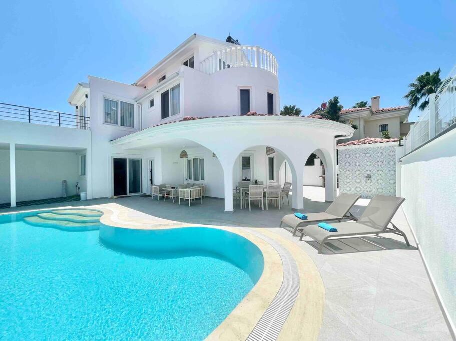 een villa met een zwembad voor een huis bij Villa Edis in Belek