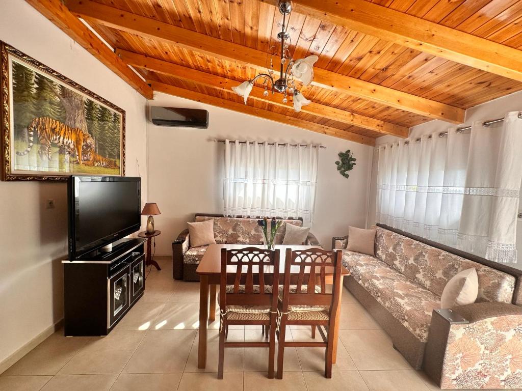 ein Wohnzimmer mit einem Sofa und einem Tisch in der Unterkunft Countryside Apartment Kane in Rodhodháfni