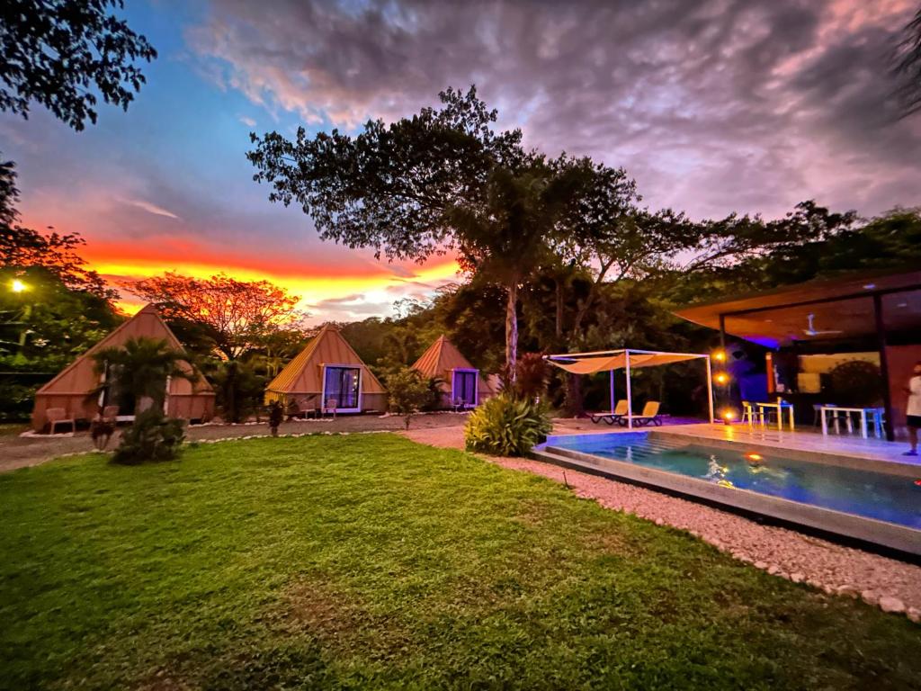 Bazén v ubytování Pyramid Tamarindo Luxury Hotel nebo v jeho okolí
