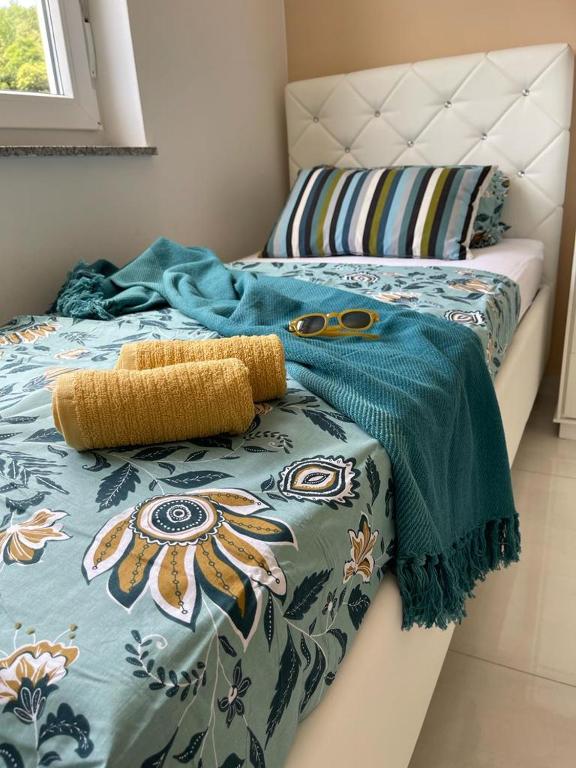 Łóżko lub łóżka w pokoju w obiekcie Comfortable apartment near Opatija