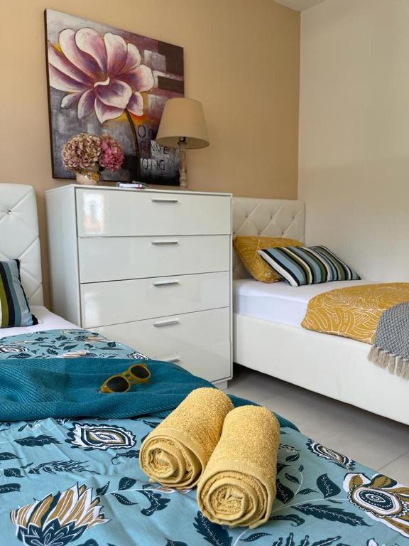 Łóżko lub łóżka w pokoju w obiekcie Comfortable apartment near Opatija