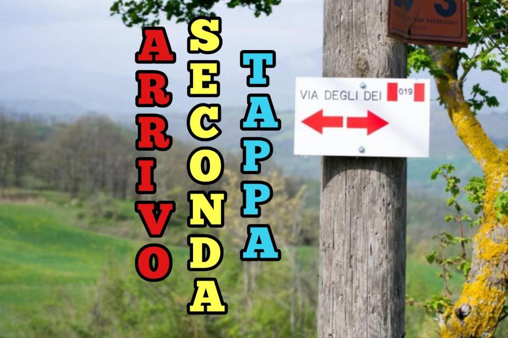 znak na słupie z znakiem na drzewie w obiekcie Albergo Musolesi w mieście Madonna di Fornelli