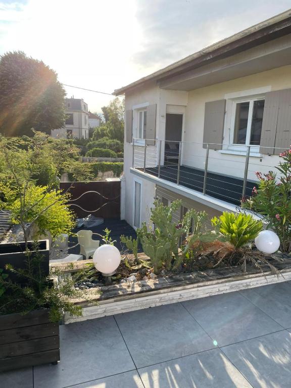 - un jardin sur le côté d'une maison dans l'établissement Maison de ville, spacieuse et cosy, à Montélimar