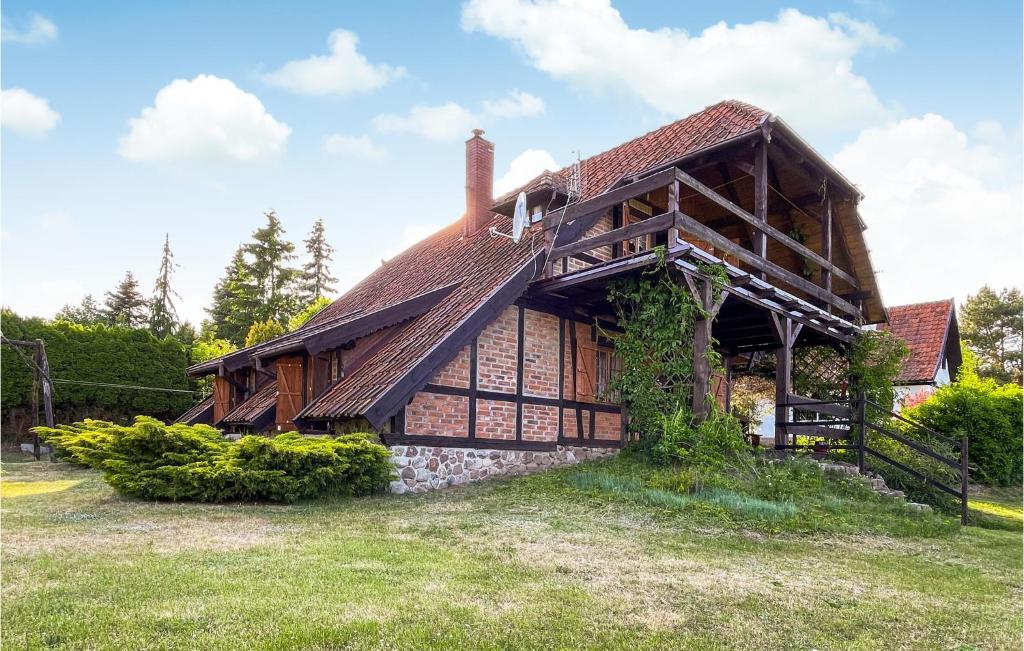 ein großes Holzhaus mit Efeu darauf in der Unterkunft Awesome Home In Lidzbark Warminski With House A Panoramic View in Lidzbark Warmiński